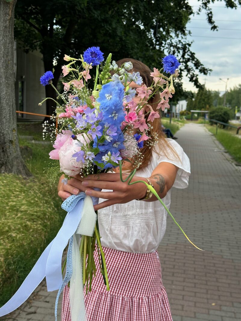 Kompozycja z białych lilii i zieleni dekoracyjnej – kwiaciarnia Katowice